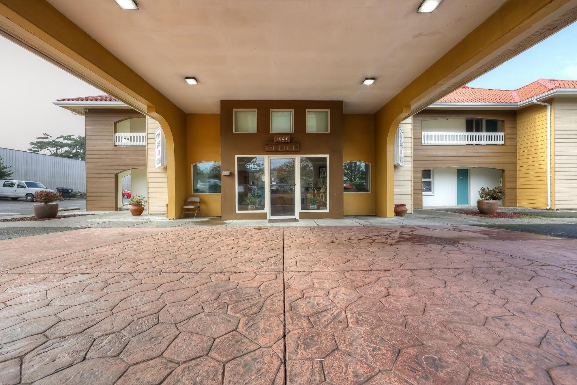 Newport Inn By Oyo - Hwy 101 エクステリア 写真