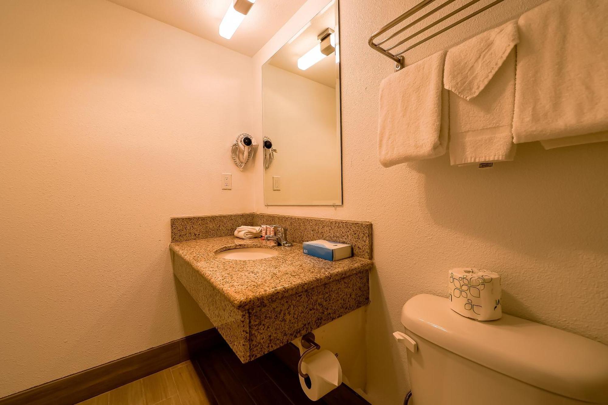 Newport Inn By Oyo - Hwy 101 エクステリア 写真